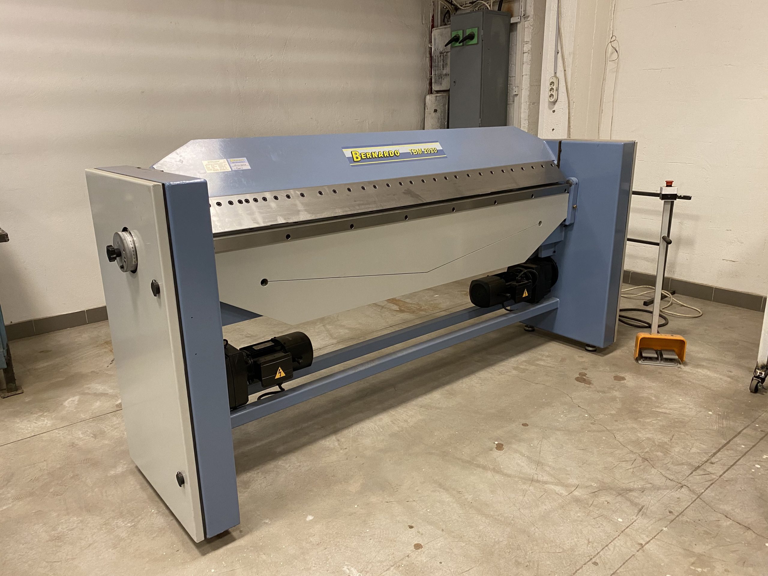 Bernardo TBM 2020 motoros élhajlító oldalsó profilból