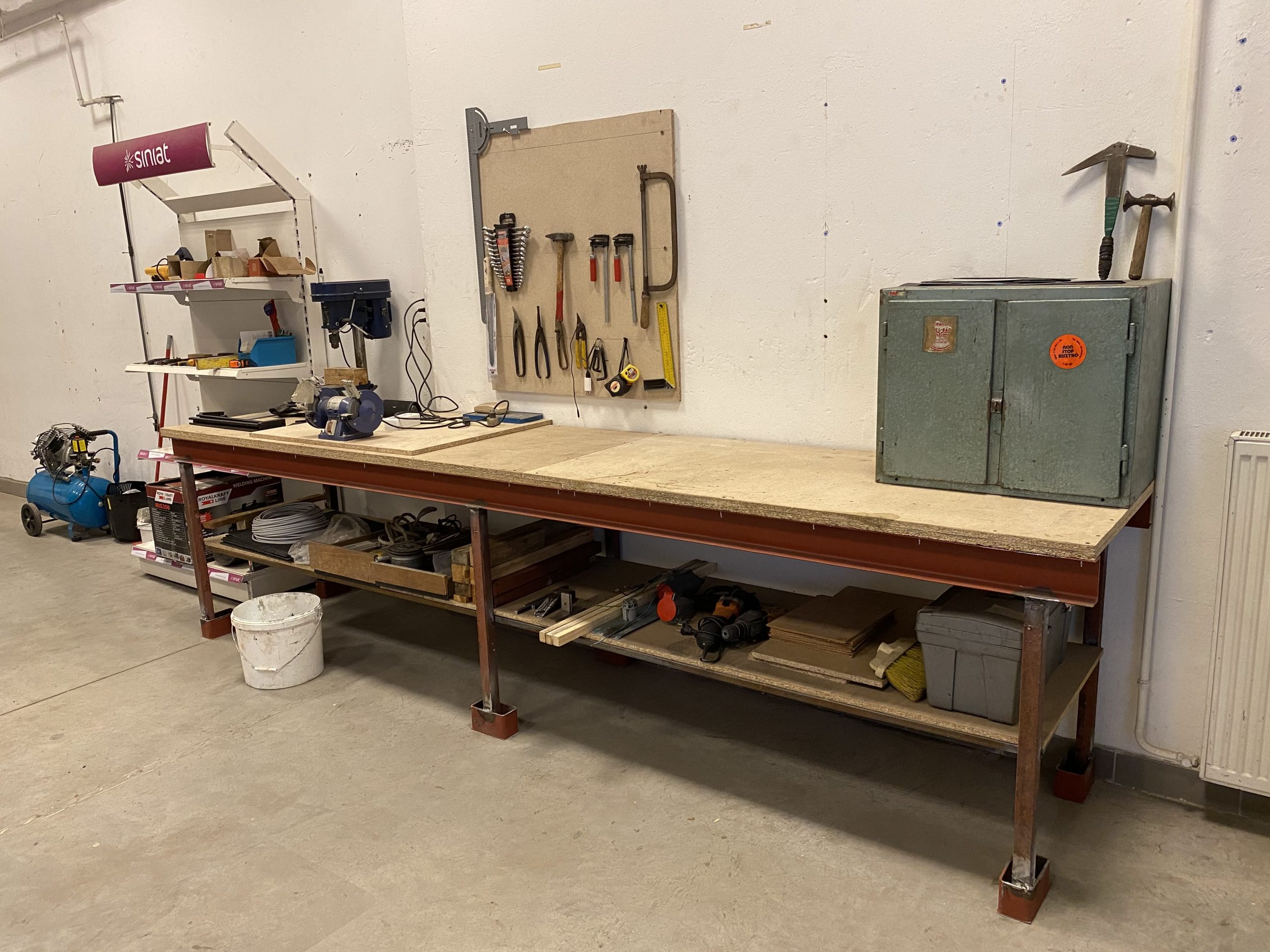 Munkaasztal oszlopos fúróval és köszörűvel