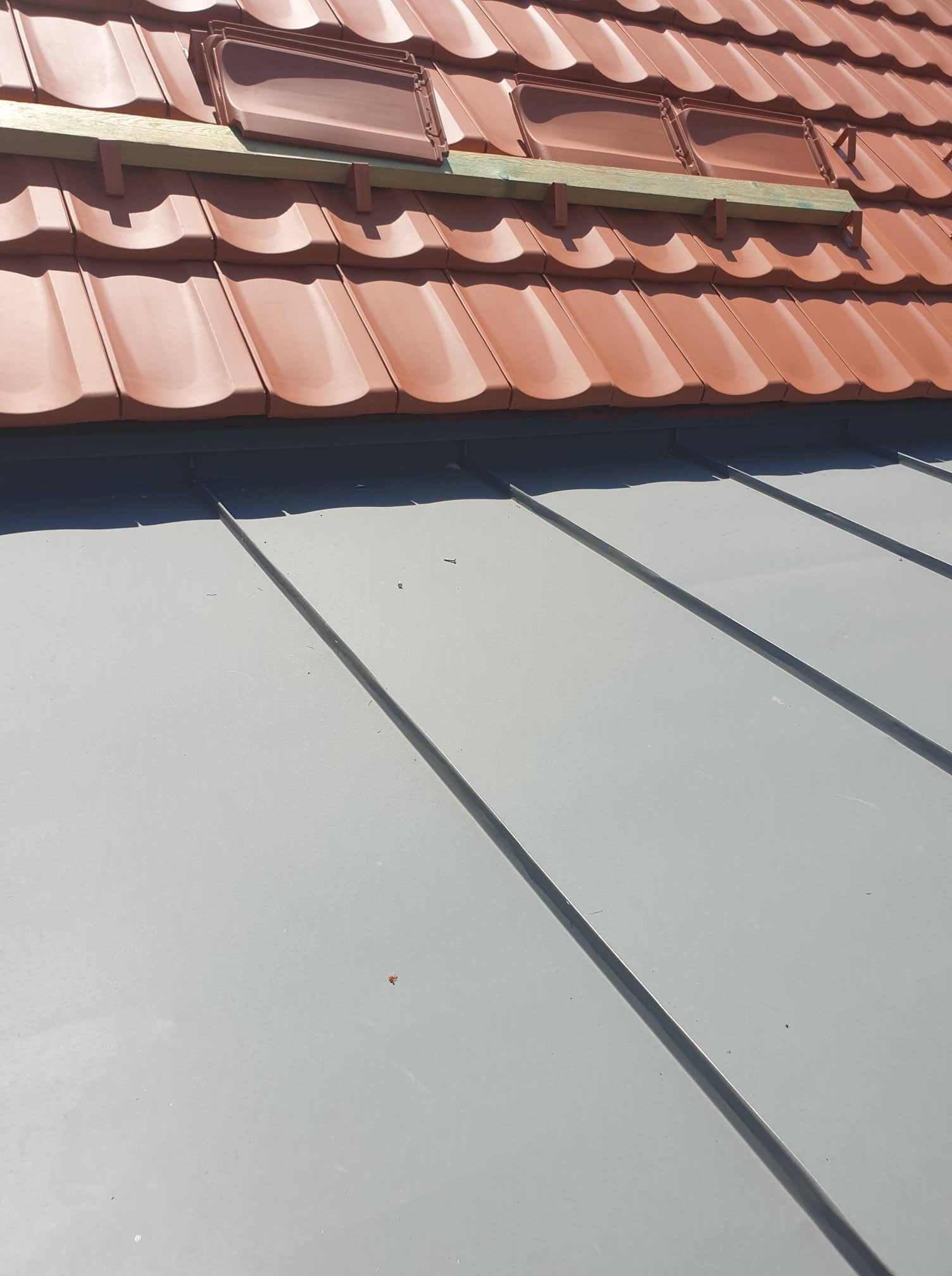 Állókorcolt lemezfedés, attika oldalfedés, kétvízorros lemezfedés